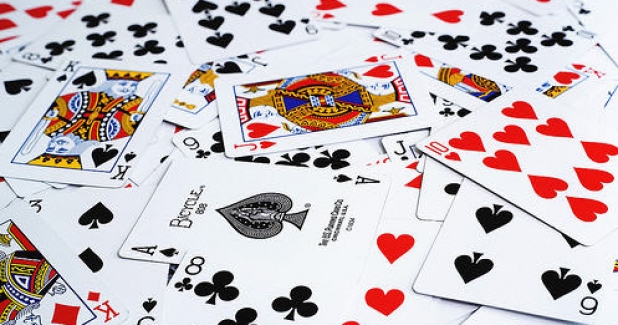 Giocare a carte nel tempo libero: impariamo le regole del burraco